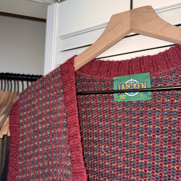 Vintage Jantzen Sweater Vest in Burgundy - Picture 2 of 4